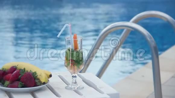 清爽的夏季鸡尾酒游泳池附近的水果货架焦点视频的预览图