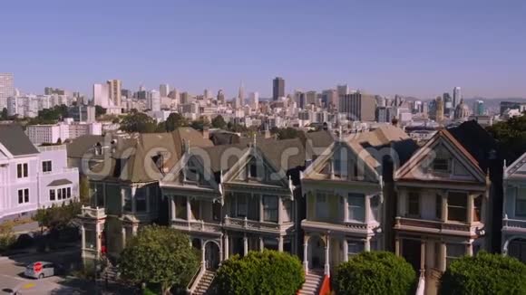 旧金山市中心受欢迎的城市现代小房子附近的宏伟空中拍摄使城市景观不受限制视频的预览图