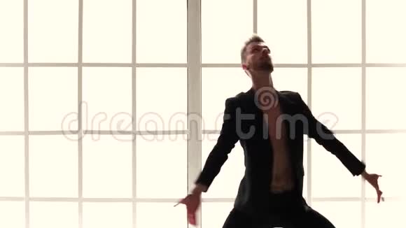 白人工作室背景的成年男性舞者视频的预览图