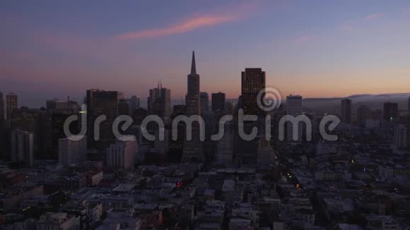 精彩的稳定的实时的大旧金山温暖的粉红色的蓝色的傍晚的日落的城市景观市中心的剪影视频的预览图