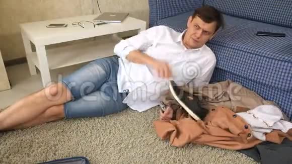 酒鬼的丈夫躺在地板上喝酒妻子把东西扔进他体内离婚视频的预览图