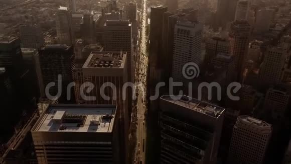 在旧金山市中心的现代城市建筑中巨大的高楼大厦上令人印象深刻的无人机空中飞行视频的预览图