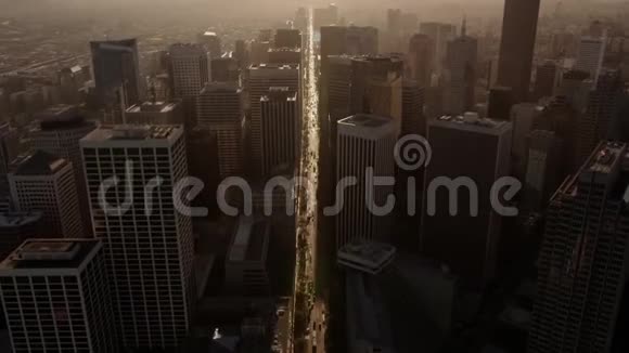 旧金山市中心现代城市建筑中巨大的高楼大厦上的不可思议的无人机飞机视频的预览图