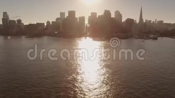现代城市市中心摩天大楼建筑天际线日落城市景观的空中无人机图片视频的预览图
