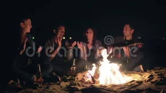 深夜坐在篝火旁唱歌弹吉他鼓掌的各种年轻人视频的预览图