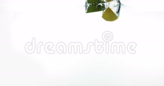 黄色柠檬柑橘柠檬和绿色柠檬柑橘枳水果在白色背景下落入水中视频的预览图