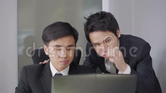 2两位工作压力很大的商业人士使用笔记本电脑视频的预览图