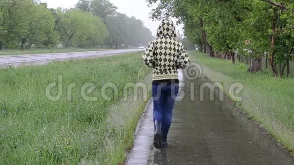 少女雨走路视频的预览图