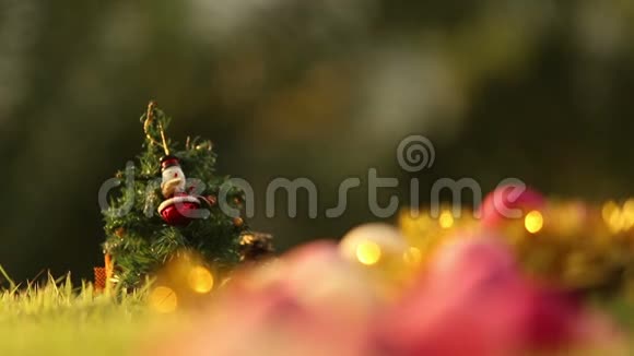 加兰和气球中的圣诞树视频的预览图