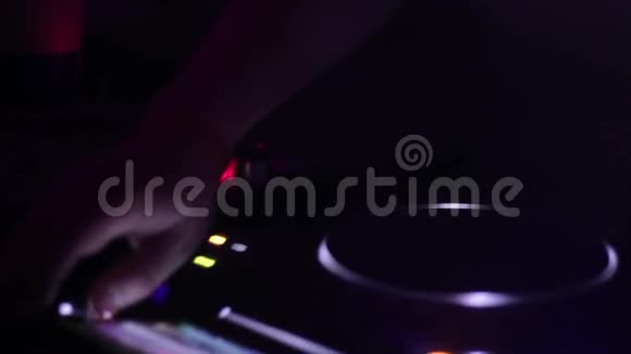 男DJ手调整刮擦唱片播放音乐视频的预览图