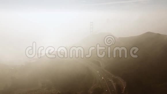 美丽的空中飞行飞越蓬松的白云雾霭的天空飞越现代城市旧金山金门大桥视频的预览图
