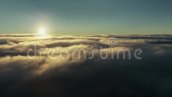 令人叹为观止的空中无人机直升机飞越蓬松的白色雨云在橙色温暖的黄昏日落蓝天中移动视频的预览图