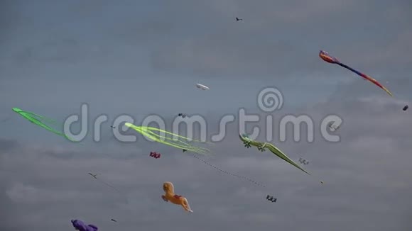 许多风筝在空中飞翔视频的预览图