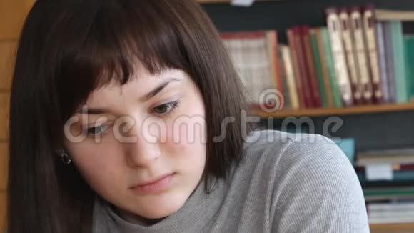 背景书架上女孩的脸视频的预览图