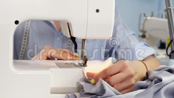 缝纫机和裁缝在工作过程中缝纫生意针线活视频的预览图