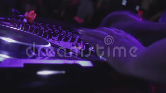 DJ手在晚会上播放电子音乐公众欣赏音乐视频的预览图