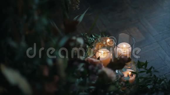 用漂亮的花束在镶花地板上点燃蜡烛视频的预览图