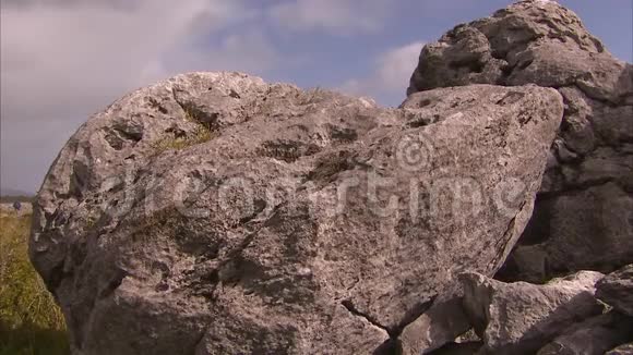 爱尔兰风景中的大岩石视频的预览图