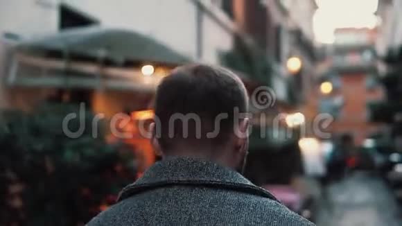 年轻的游客带着咖啡馆走在小街上时髦的家伙在欧洲度假探索老城视频的预览图