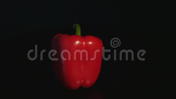 成熟红辣椒在黑色背景上旋转视频的预览图