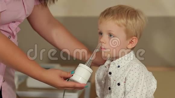 用磁性激光治疗儿童鼻子视频的预览图