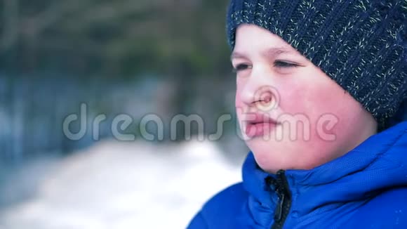 穿着蓝色羽绒服的男孩的肖像视频的预览图