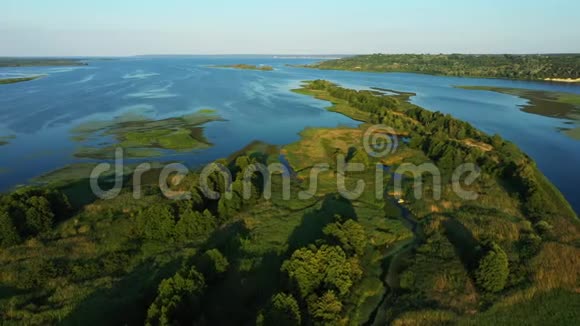 从岛上经过的河流上空飞过摄像机视频的预览图