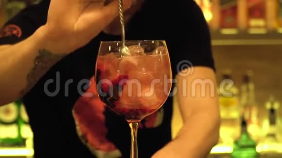 酒保把鸡尾酒和冰和浆果混合在一起慢动作视频的预览图