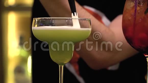 慢镜头拍摄作为酒吧男加入奶油鸡尾酒慢镜头视频的预览图