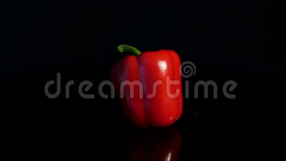 成熟红辣椒在黑色背景上旋转视频的预览图