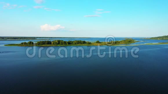 从岛上经过的河流上空飞过摄像机视频的预览图