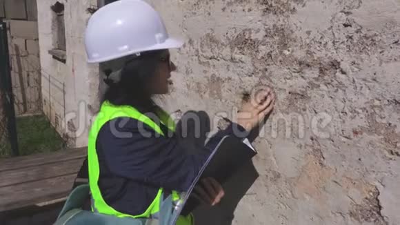 女人检查旧墙视频的预览图