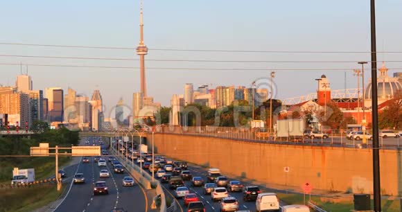 多伦多市中心4K高速公路的黄昏景色视频的预览图