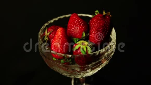 把草莓放在碗里视频的预览图