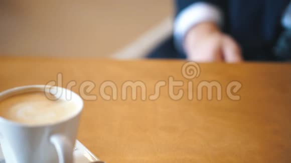 一对年轻夫妇在咖啡馆牵手视频的预览图