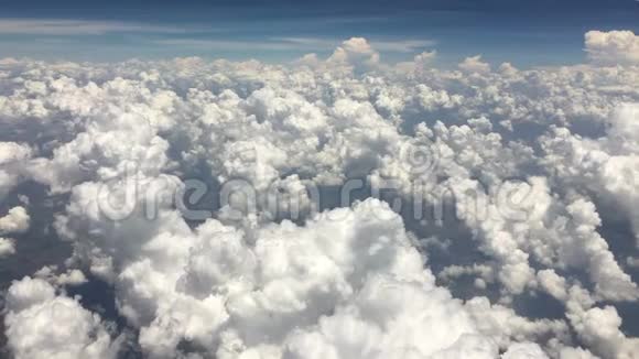从飞越云层和陆地的飞机上可以看到空中景色视频的预览图