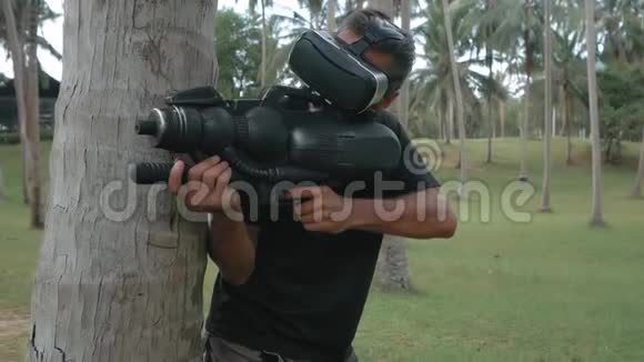 有武器的人在丛林里玩虚拟现实游戏无人机射击视频的预览图