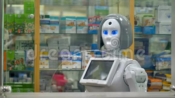 一个白色机器人在药店工作视频的预览图