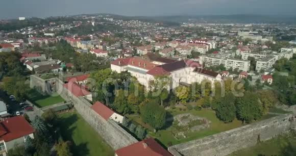 乌克兰乌日霍罗德城堡的鸟瞰图视频的预览图