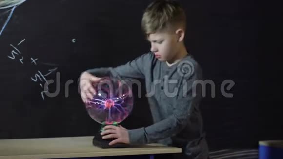 玩特斯拉发电机的男孩视频的预览图