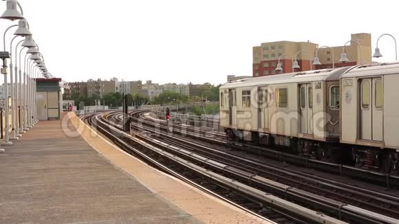 华丽的现代大型地铁地铁地下列车在阴天离开市中心附近车站视频的预览图
