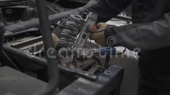 汽车机械师修理卡车电池视频的预览图
