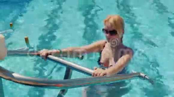 年轻女子正在游泳池里训练身体露天水上体操健康活跃的生活方式视频的预览图