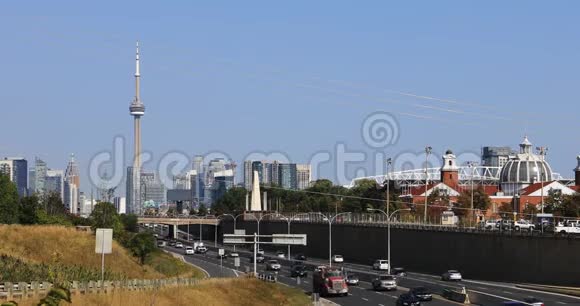 从嘉丁纳高速公路到多伦多市中心4K的景观视频的预览图