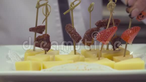 奶酪和草莓切片视频的预览图