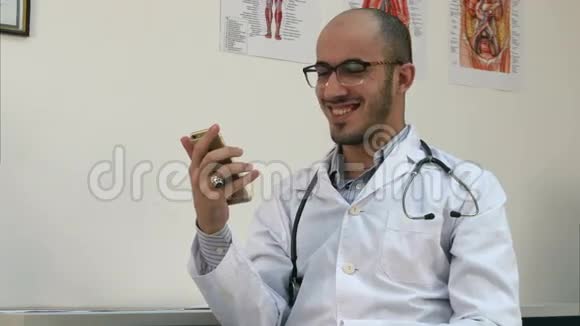 医务工作者检查他的手机笑着说视频的预览图