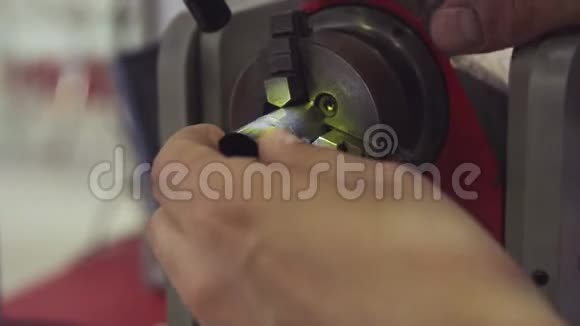 焊工的工作如何固定管道人修焊机的细节视频的预览图