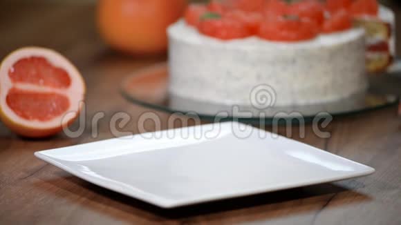 在白色盘子里放一块蛋糕葡萄柚视频的预览图