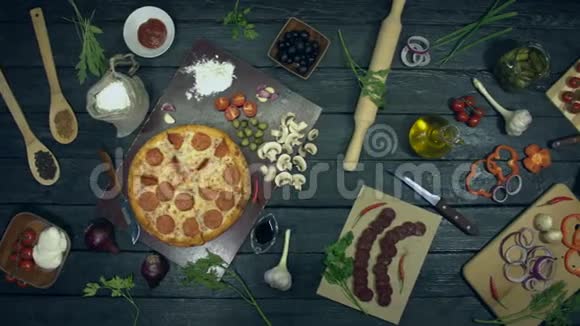 生态黑底香肠披萨视频的预览图