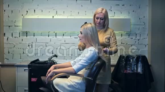 一位留长发的美女在美容院做专业的晚间发型视频的预览图